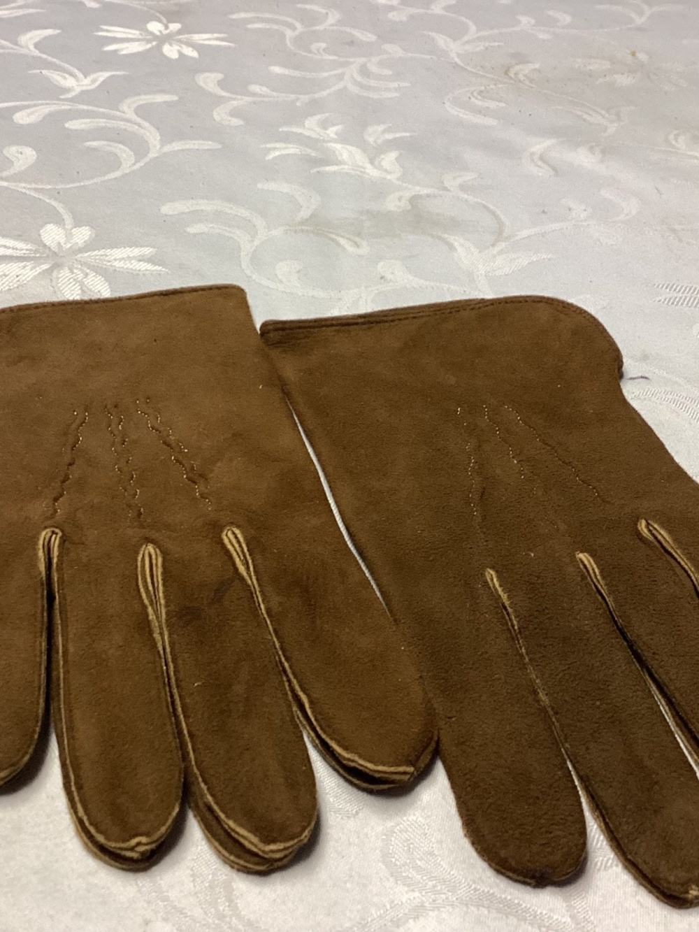 MENS  DEERSKIN. / suede  gloves gloves must see NEVER WORN